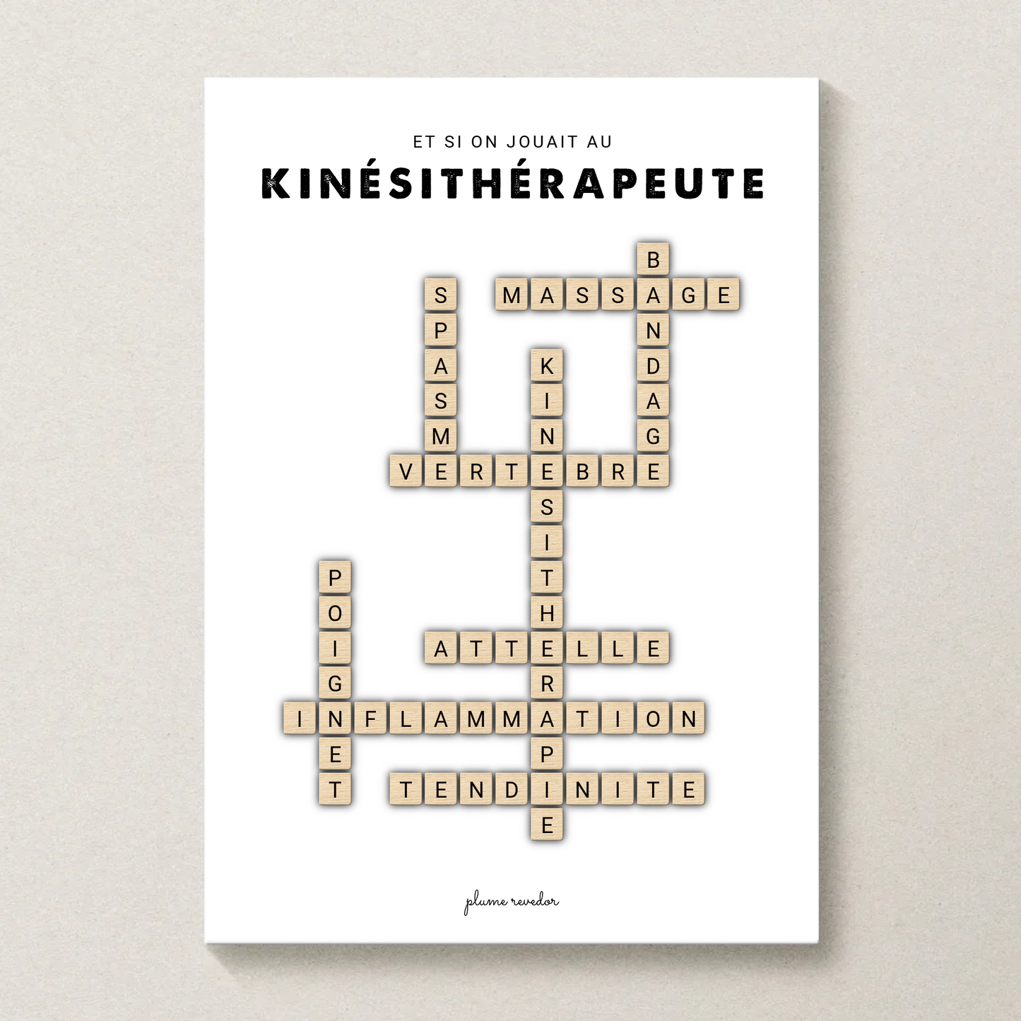 Affiche mots croisés kiné en bois encadrée dans un cabinet de kinésithérapie