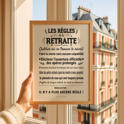 Affiche Les règles de la retraite tenue devant une fenêtre avec vue sur des immeubles.