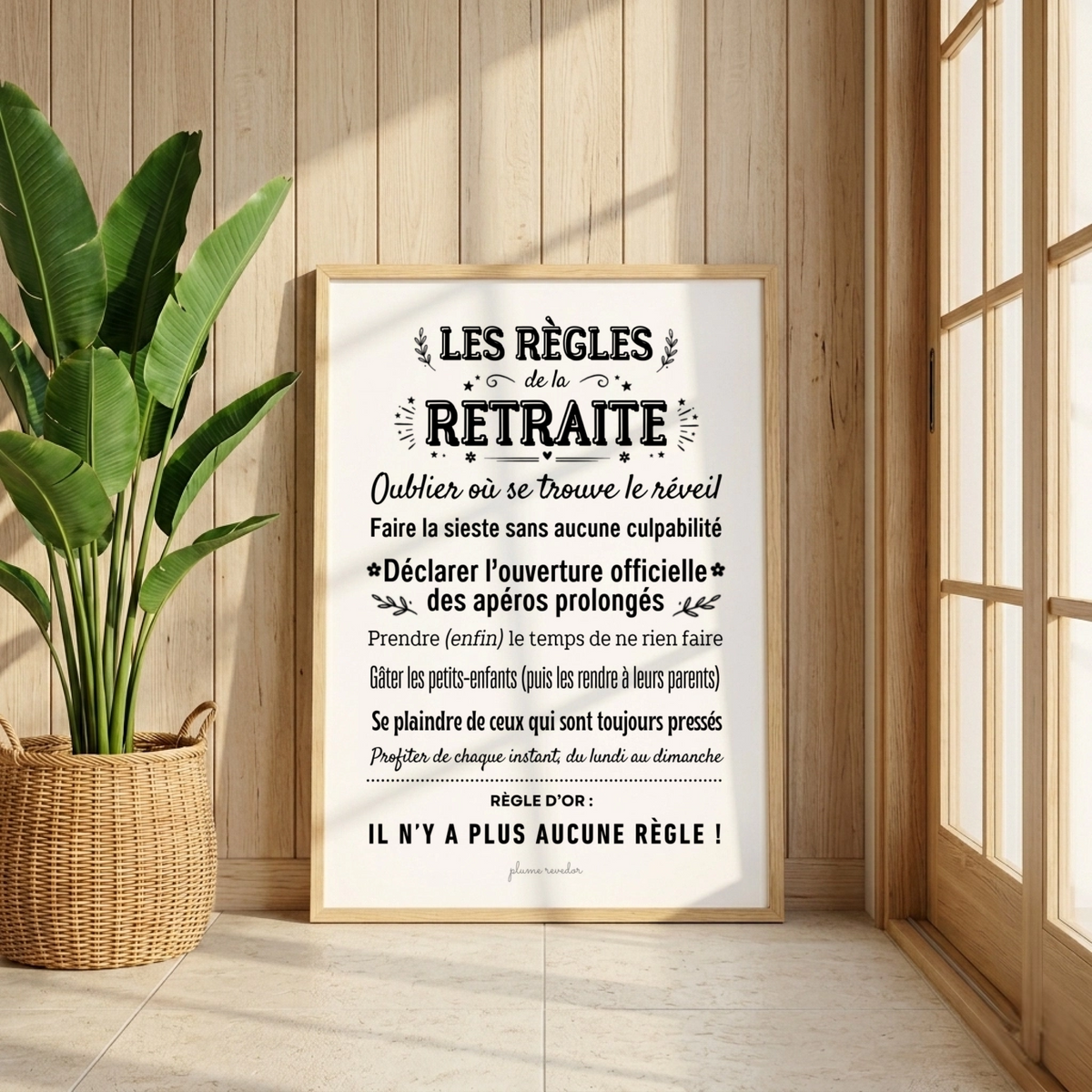 Affiche Les règles de la retraite encadrée, dans un décor en bois éclairé par le soleil, à côté d’une plante.