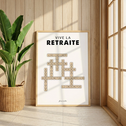 Affiche retraite en mots croisés avec les mots loisirs, passion, détente et liberté, posée près d’une plante et d’une fenêtre.