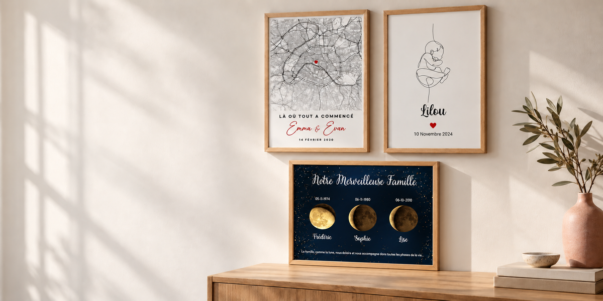 Composition de trois affiches personnalisées Plume Revedor dans des cadres en bois clair, dans un intérieur lumineux