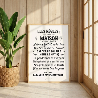 Vue de l’affiche « Les règles de la maison » près d’une fenêtre, dans un cadre clair et un intérieur lumineux.
